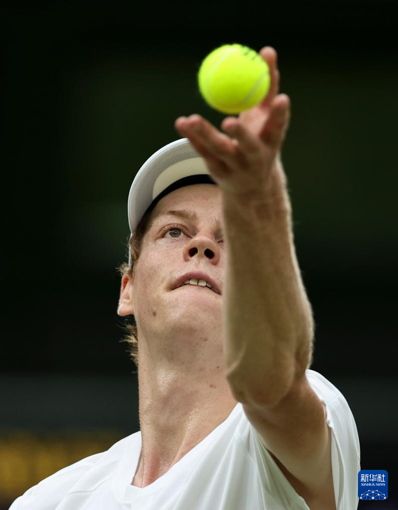 备举足轻重 备举足轻重